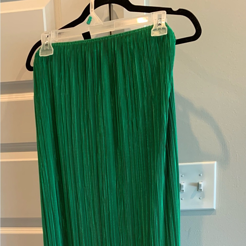 Boohoo Plus emerald plisse green maxi skirt